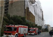 سقوط داربست یک ساختمان، اتوبان حکیم را قفل کرد + تصویر