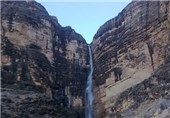 بارش باران آبشار فصلی تارم شهرستان نی‌ریز را به جریان انداخت