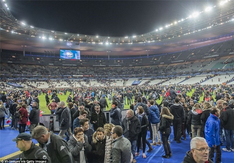 همه آنچه در بمب‌گذاری اطراف ورزشگاه محل دیدار فرانسه - آلمان رخ داد + تصاویر و فیلم