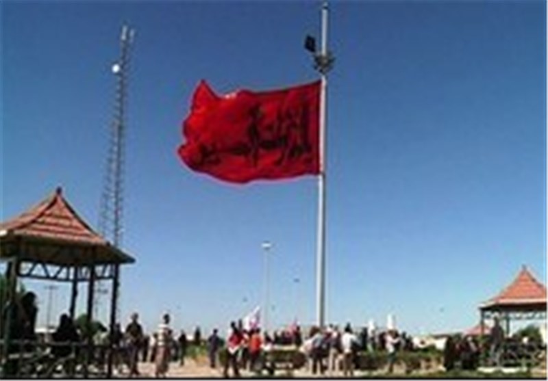 فیلم/ برافراشتن بیرق عزای حسینی در مرز شلمچه