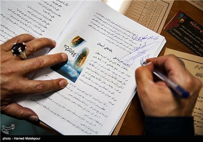 امضای کتاب ادبیات فارسی دانش‌آموزان توسط مجید مجیدی