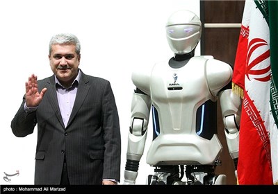 سورنا ستاری معاون علمی و فناوری رئیس جمهور مراسم رونمایی از ربات انسان‌نمای ملی سورنای 3