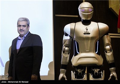 سورنا ستاری معاون علمی و فناوری رئیس جمهور مراسم رونمایی از ربات انسان‌نمای ملی سورنای 3