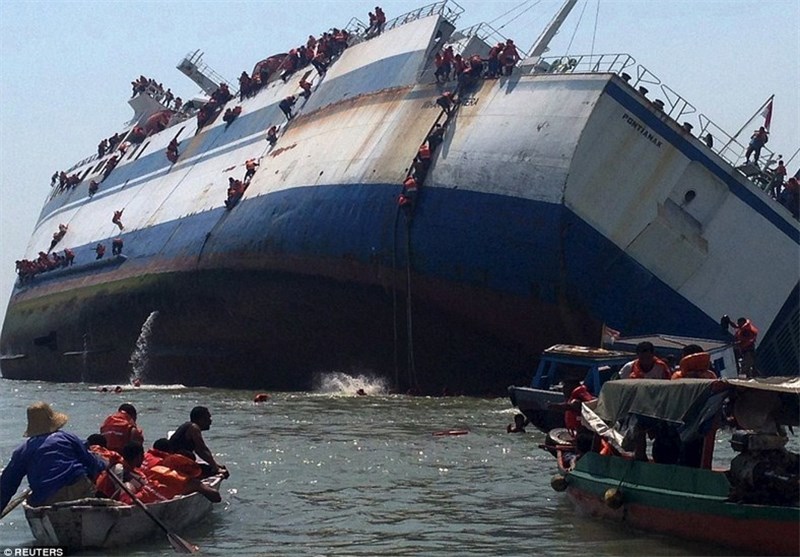 نجات 175 مسافر از کشتی در حال غرق در اندونزی + تصاویر