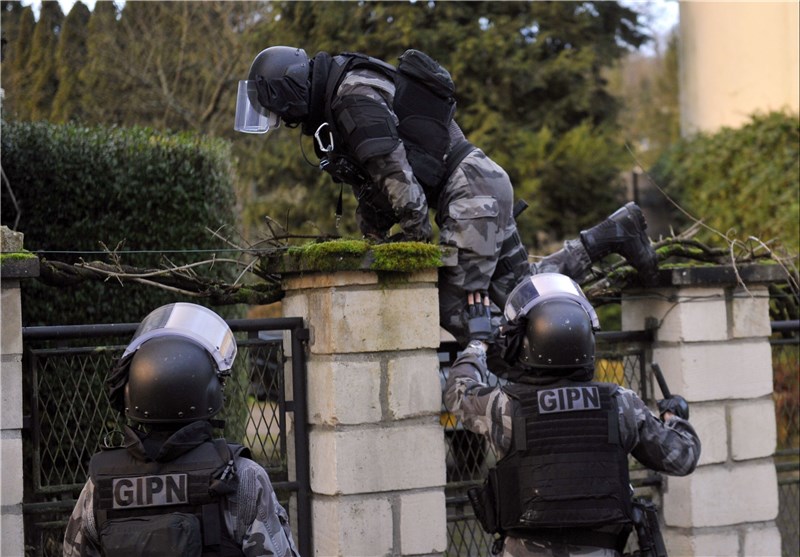 مظنونان حملات تروریستی در آپارتمانی در شمال پاریس محاصره شدند
