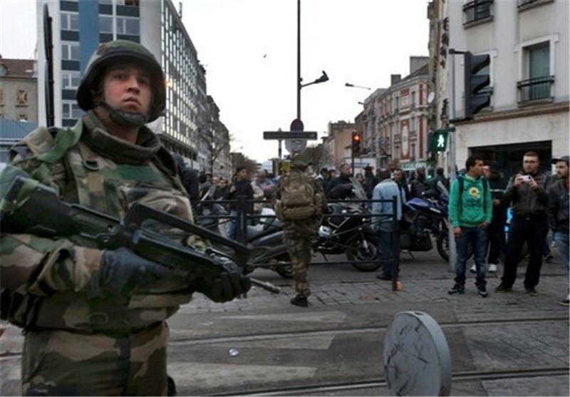 فیلم/ محاصره مظنونان حملا تروریستی پاریس توسط پلیس