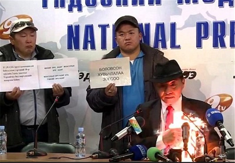 مرد مغولستانی خود را مقابل دوربین رسانه‌ها آتش زد+فیلم و عکس//آماده ارسال 24