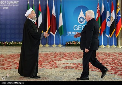 استقبال حجت‌الاسلام حسن روحانی رئیس جمهور از فؤاد معصوم رئیس جمهور عراق - سومین اجلاس سران مجمع کشورهای صادرکننده گاز (GECF)