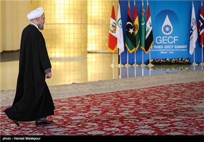 ورود حجت‌الاسلام حسن روحانی رئیس جمهور به محل استقبال از رؤسای جمهور شرکت کننده در سومین اجلاس سران مجمع کشورهای صادرکننده گاز (GECF)