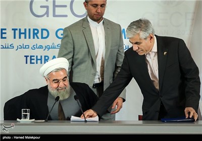 محمدحسین عادلی دبیرکل مجمع کشورهای صادرکننده گاز و حجت‌الاسلام حسن روحانی رئیس جمهور در نشست خبری