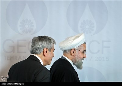 حجت‌الاسلام حسن روحانی رئیس جمهور و محمدحسین عادلی دبیرکل مجمع کشورهای صادرکننده گاز در پایان نشست خبری