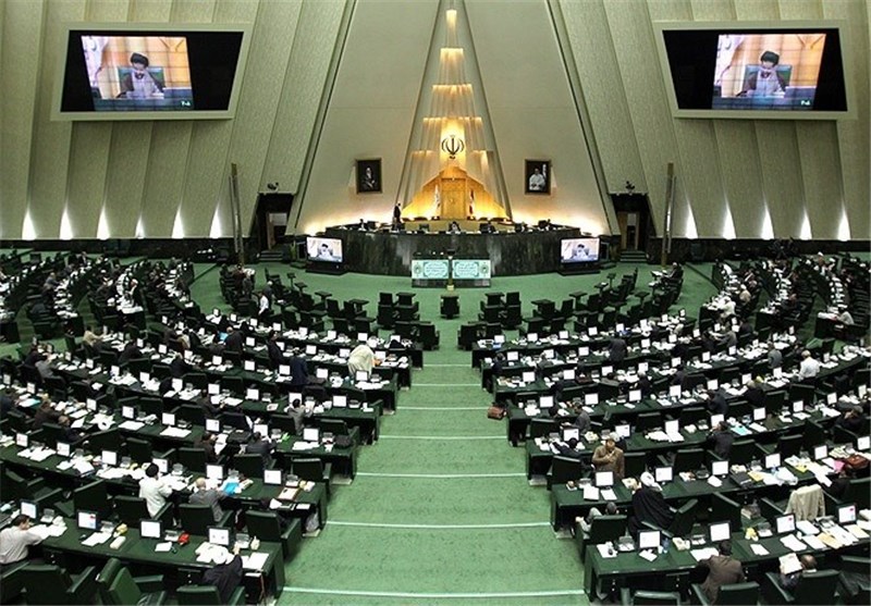 نامه 5 نماینده مجلس به لاریجانی/ قراردادهای جدید نفتی اصل 44 را نقض می‌کند
