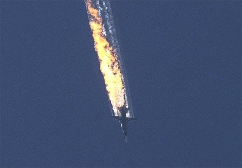 رویترز: خلبان روسی بدون حرکت روی زمین افتاده است + فیلم