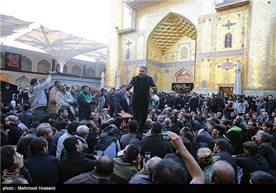 زائران اربعین حسینی در حرم حضرت علی علیه السلام