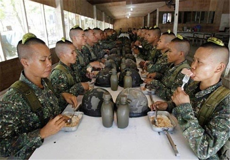 عکس/ تمرین سخت زنان ارتش هنگام ناهار