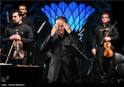 علیرضا قربانی در پایان اجرای کنسرت "شب دهم"