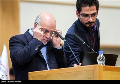 بیژن نامدار زنگنه وزیر نفت در کنفرانس رونمایی از قراردادهای جدید نفتی ایران