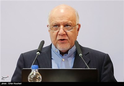 بیژن نامدار زنگنه وزیر نفت در کنفرانس رونمایی از قراردادهای جدید نفتی ایران