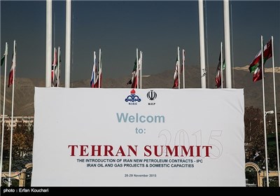 نوشتار اشتباه کلمه خوش آمدید در بنر ورودی کنفرانس رونمایی از قراردادهای جدید نفتی ایران