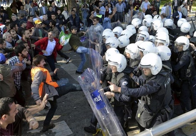 الشرطة الترکیة تفرق احتجاجات على منع التجول فی جنوب شرق البلاد