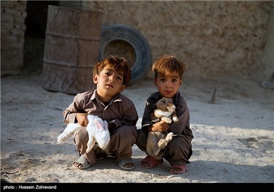 تنها سرگرمی این دو کودک در روستای خمّر آخرین روستای ایران در منطقه هیرمند زابل