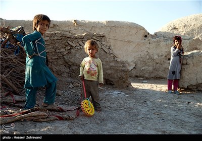 تفریح و بازی بچه های روستای خمّر آخرین روستای ایران در منطقه هیرمند زابل.