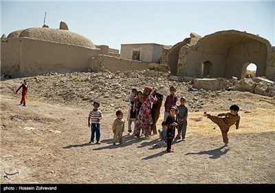 تفریح کودکان در یکی از روستاهای دور افتاده شهرستان زابل