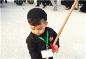 عکس/کوچکترین خادم زوار اربعین حسینی(ع)