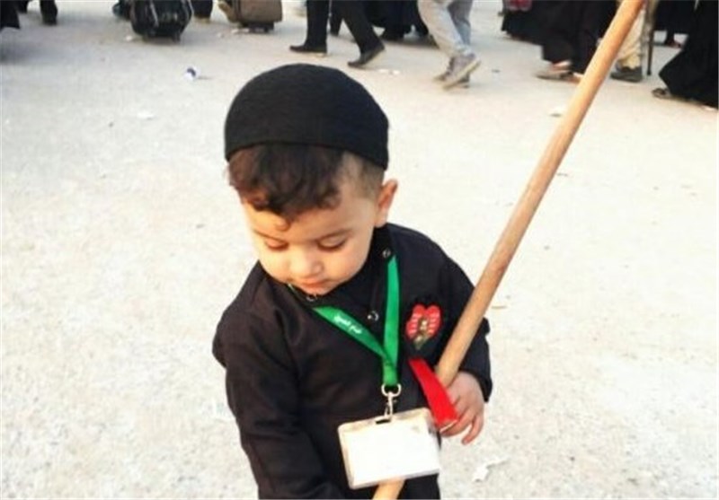 عکس/کوچکترین خادم زوار اربعین حسینی(ع)
