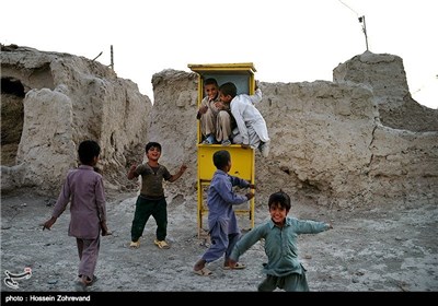 تفریح و بازی بچه های روستای کیخواه در منطقه هیرمند زابل