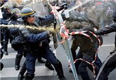 درگیری پلیس و دانشجویان فرانسوی معترض به قانون کار در پاریس