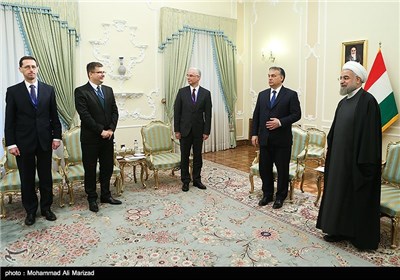 Iran's President, Hungarian Prime Minister Stress Expansion of Ties