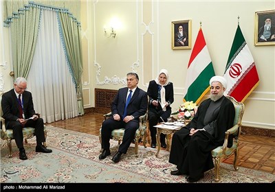 Iran's President, Hungarian Prime Minister Stress Expansion of Ties