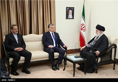 Hungarian PM Meets Ayatollah Khamenei in Tehran