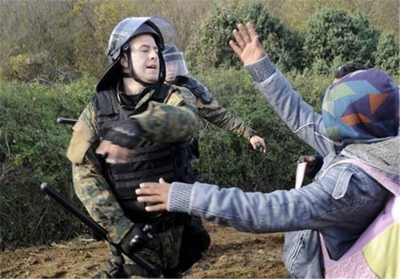 عکس/درگیری مهاجران با پلیس مرزی یونان