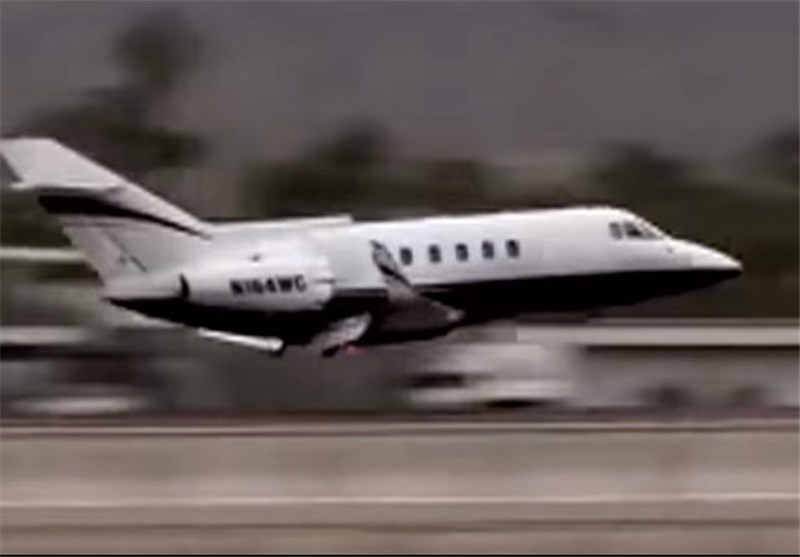 فرود هواپیمای حامل بازیگر هالیوودی بدون چرخ + فیلم
