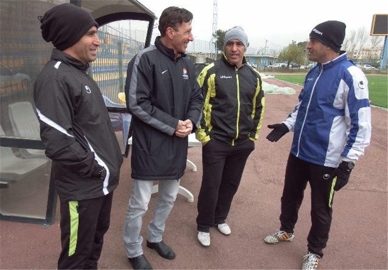 حضور آقاجانیان در تمرین نفت