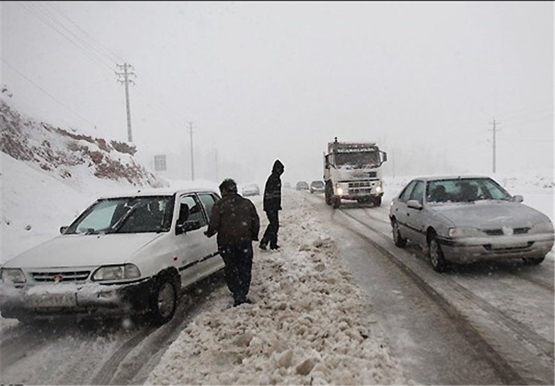 برف و کولاک محورهای مواصلاتی استان زنجان را فرا گرفت