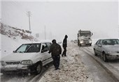 برف و کولاک در غرب و جنوب اصفهان/ 391 مسافر در راه مانده نجات یافتند