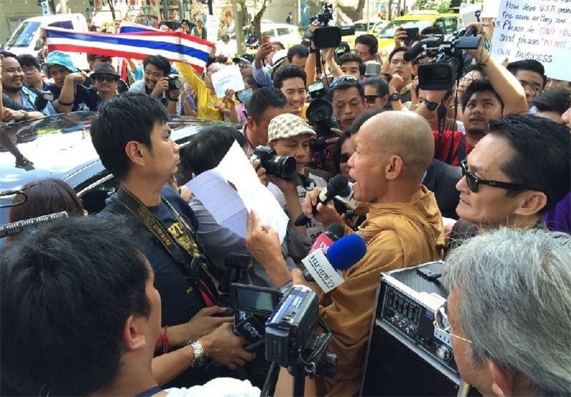 تظاهرات مقابل سفارت آمریکا در تایلند در اعتراض به دخالت‌های واشنگتن +عکس