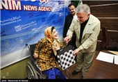 حضور فاطمه حمامی نقاش معلول در خبرگزاری تسنیم