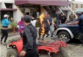 معترضان خشمگین در پرو افسر پلیس را آتش زدند + عکس