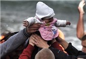 طفل شیرخواره افغان در آغوش امواج مهاجرت آرام گرفت