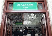 روایتی از 26 سال حضور در کفشداری حرم رضوی/ خاک پای زائران را توتیای چشم میکنیم