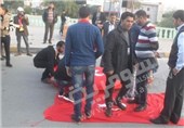 پرچم ترکیه زیر پای تظاهرات‌کنندگان عراقی لگدمال شد + عکس