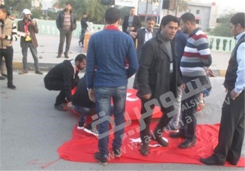 پرچم ترکیه زیر پای تظاهرات‌کنندگان عراقی لگدمال شد + عکس