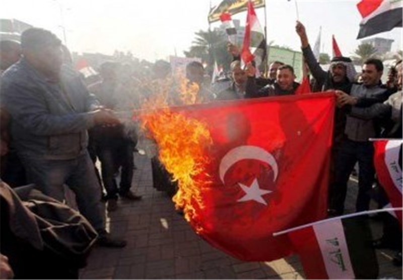 تظاهرات کنندگان عراقی پرچم ترکیه را به آتش کشیدند