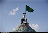 پرچم سبز بر گنبد فیروزه‌ای حرم شاهچراغ(ع) به اهتزاز درآمد