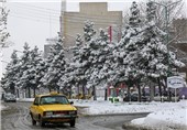 برف و کولاک عبور و مرور در جاده‌های استان آذربایجان غربی را مختل کرد