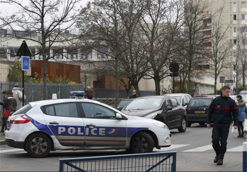 Two Gunmen on the Loose after Paris Double Shooting near Champs-Elysees